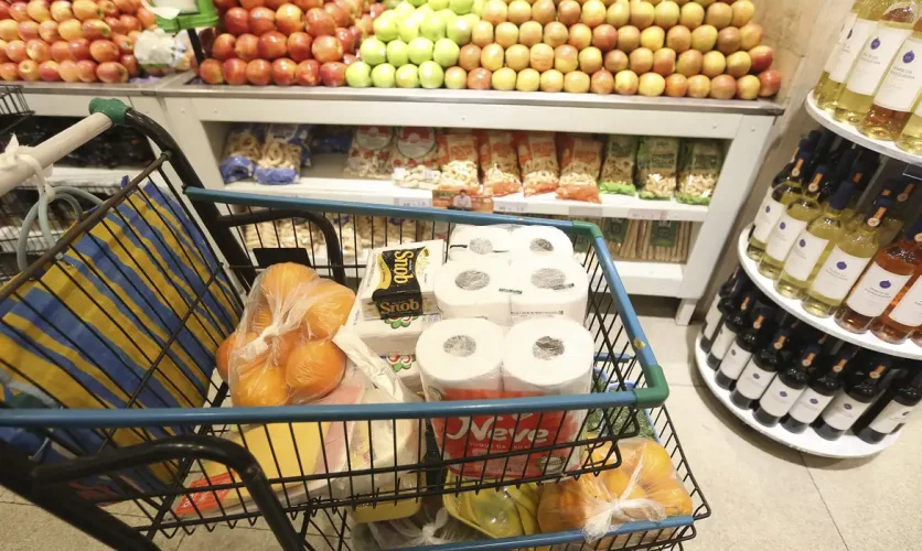 Guerra no Irã pode encarecer comida e combustível no Brasil