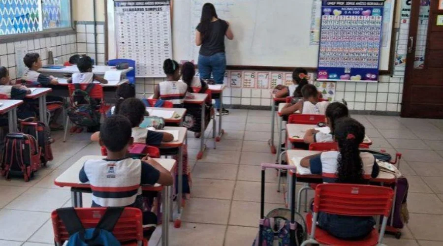 Contratações temporárias e piso salarial expõem fragilidades no magistério do Espírito Santo