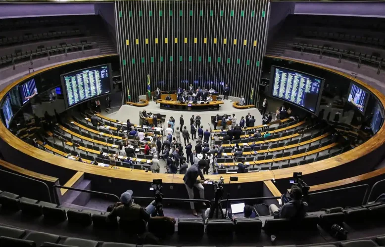 PEC da Segurança é aprovada sem redução da maioridade