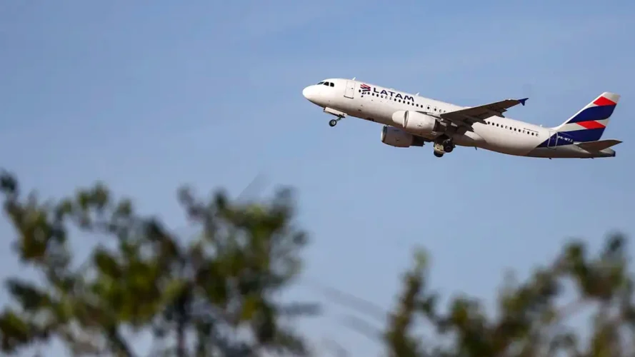 Avião da Latam colide em Santiago