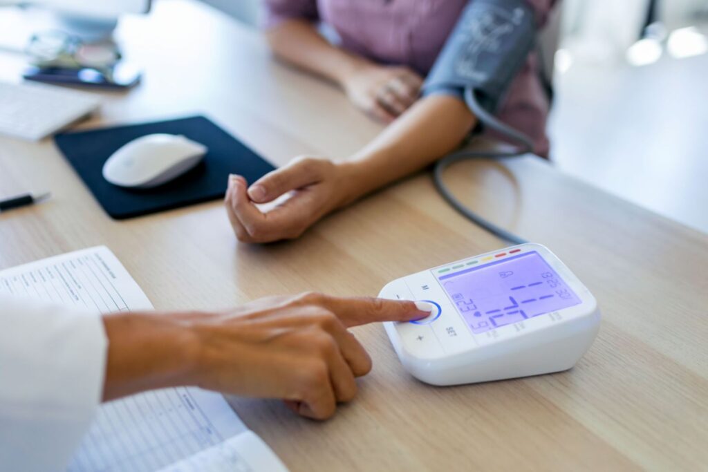 Nova diretriz orienta como medir pressão arterial dentro e fora de consultório para diagnóstico